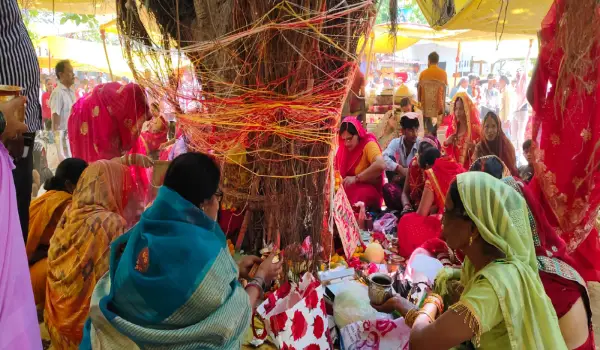 संतान की लंबी उम्र के लिए माताओं ने रखा निर्जला व्रत, मंदिरों में रही रौनक